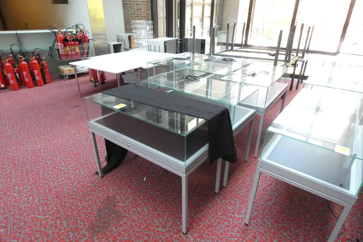 5 x beleuchtete Glasvitrine mit Aluminiumrahmen auf Untergestell